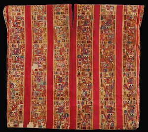 Unku con diseños de figuras estilizadas de Nasca Huari style